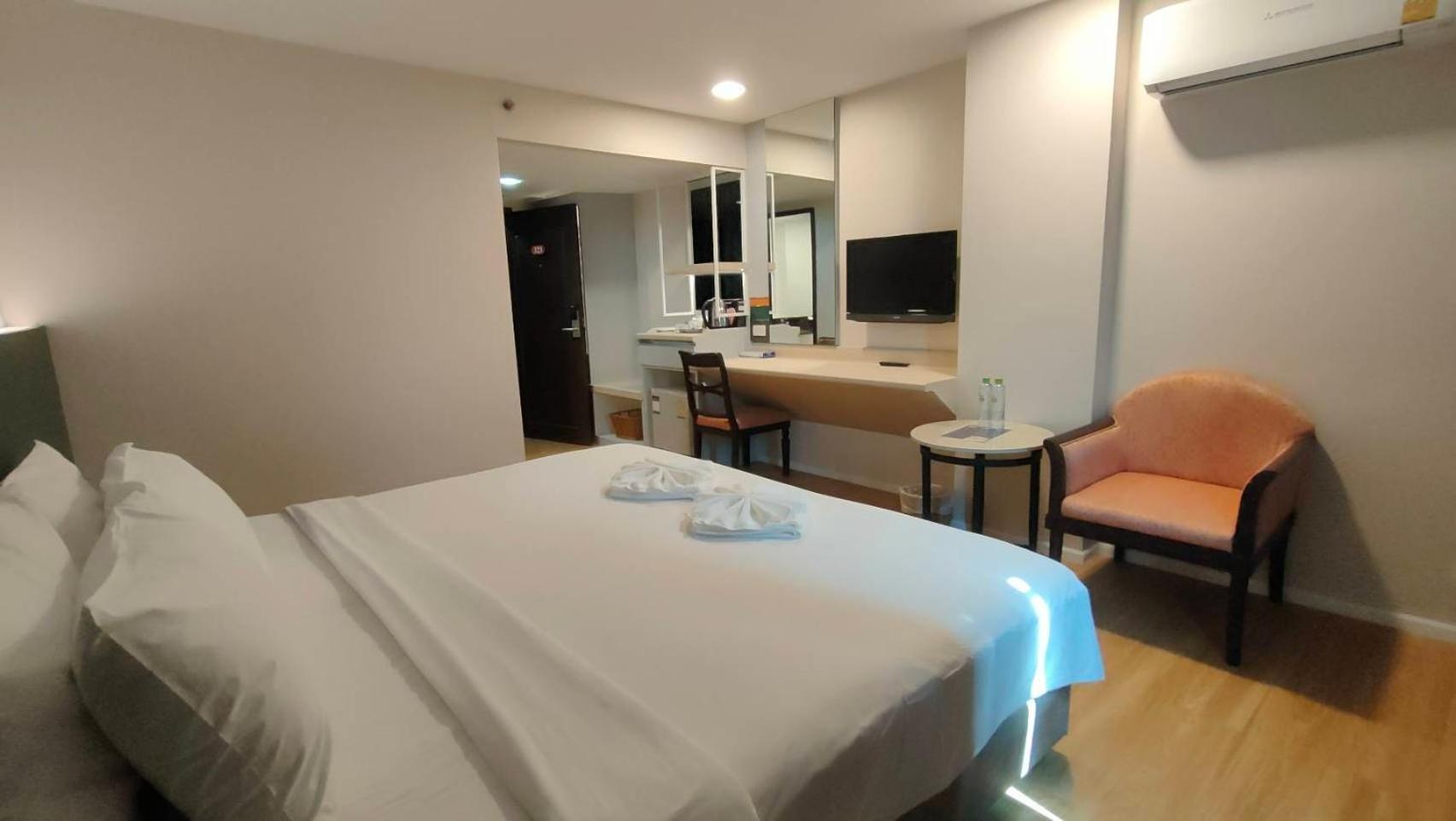 Mayflower Grande Hotel Phitsanulok Exterior photo